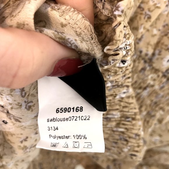 Ditsy Yellow Floral Butterfly Sleeve Blouse size M *FREE WITH PURCHASE* - Picture 7 of 7